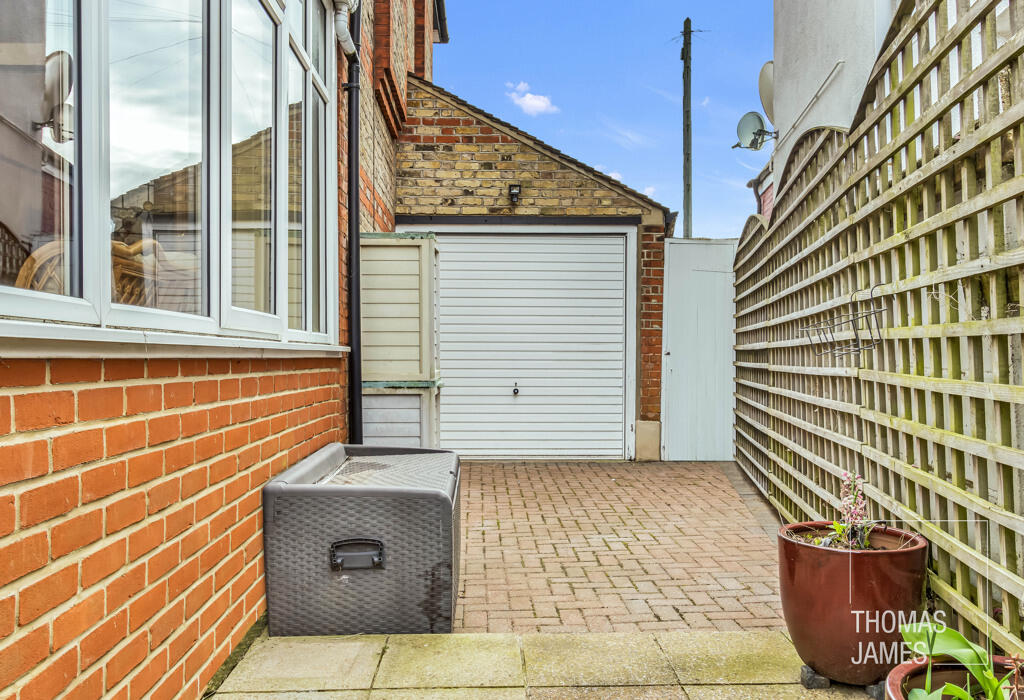 Berkshire Gardens, garage