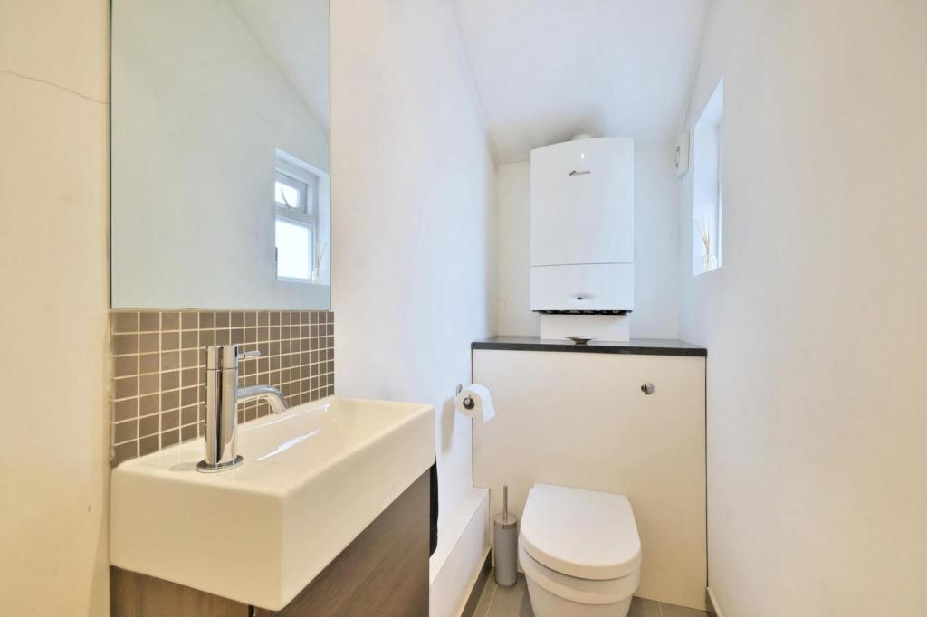 Ground Floor Guest Cloakroom