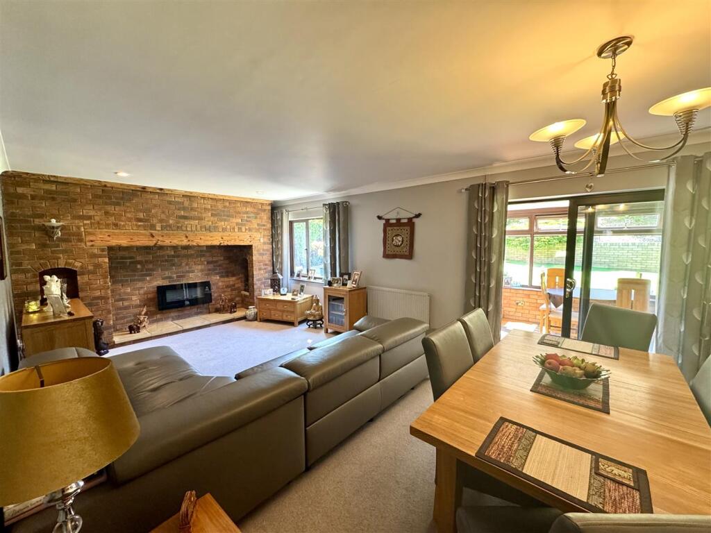 LIVING/DINING ROOM