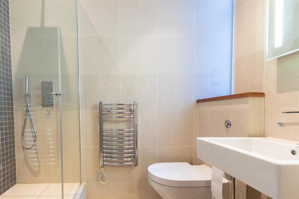 en-suite 1 (1 of 1).jpg