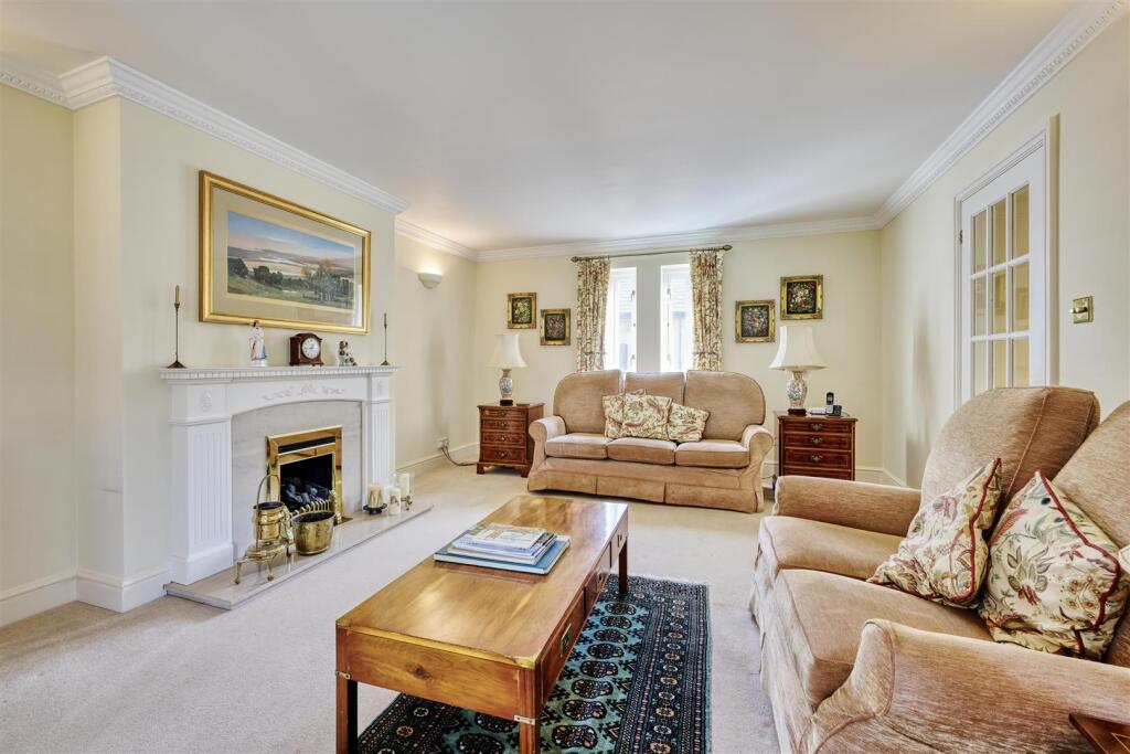 7-4 Rectory Court El