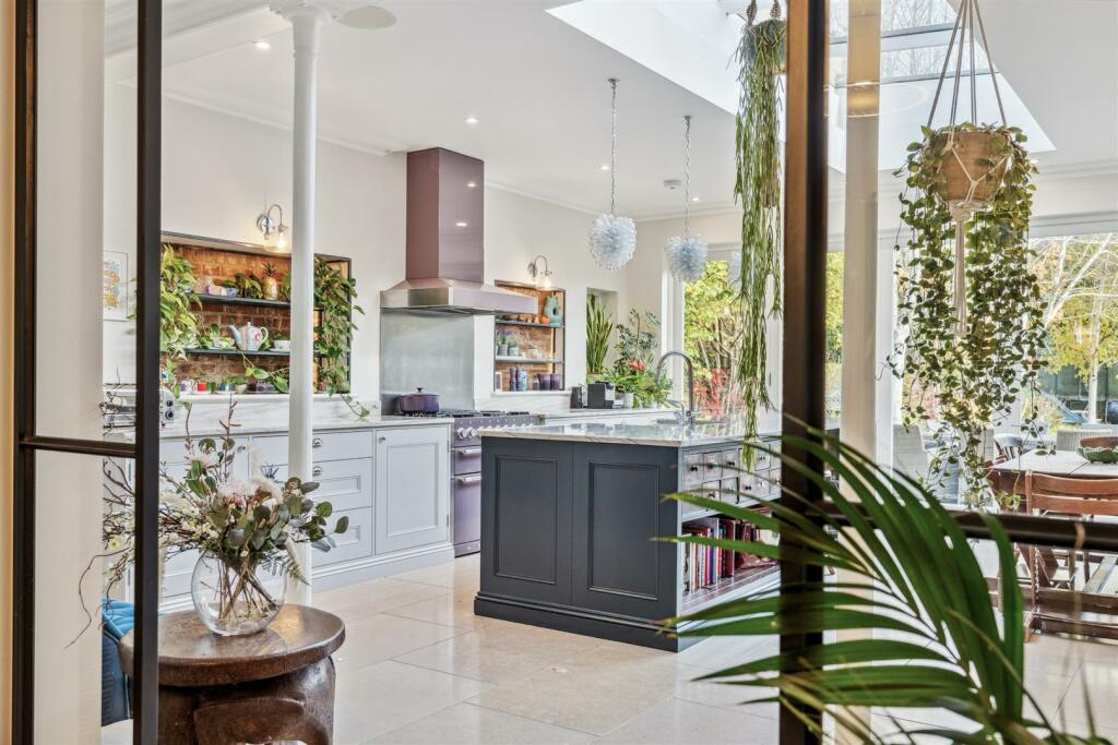 snug through to kitchen