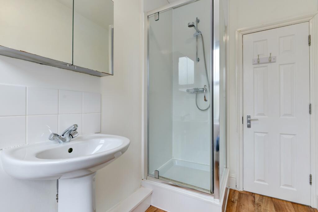 17 Shanklin Road Bathroom 2