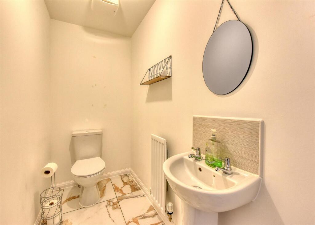 27 Gittins Park-Cloakroom (2).jpg