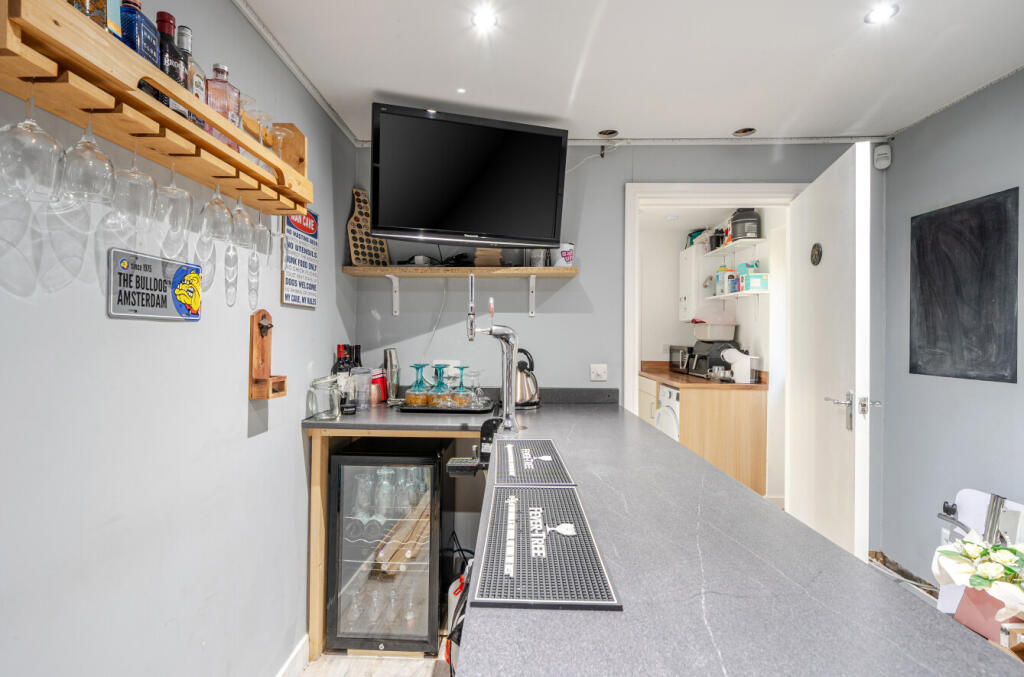 Former Garage/Bar