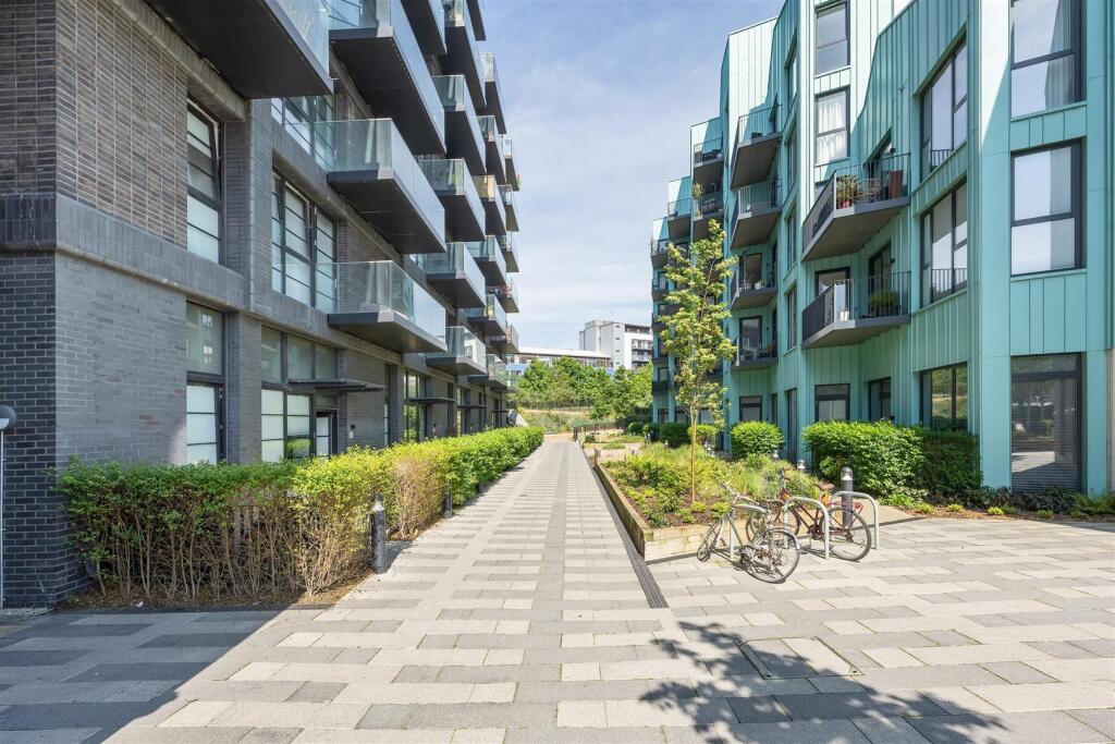 Hart Yard, E3