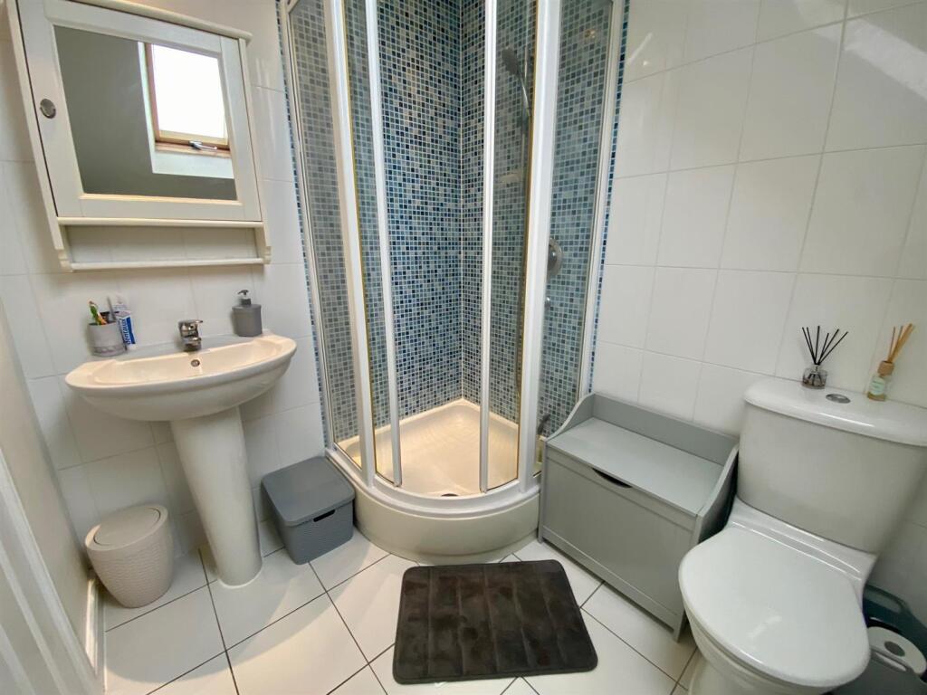 ensuite.jpg