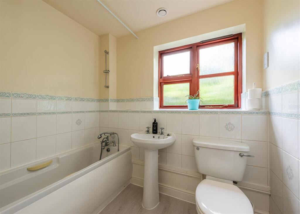 57 Penleigh Gardens-Bathroom1.jpg