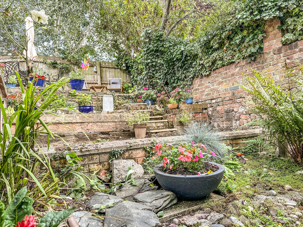 39 Lower North St...