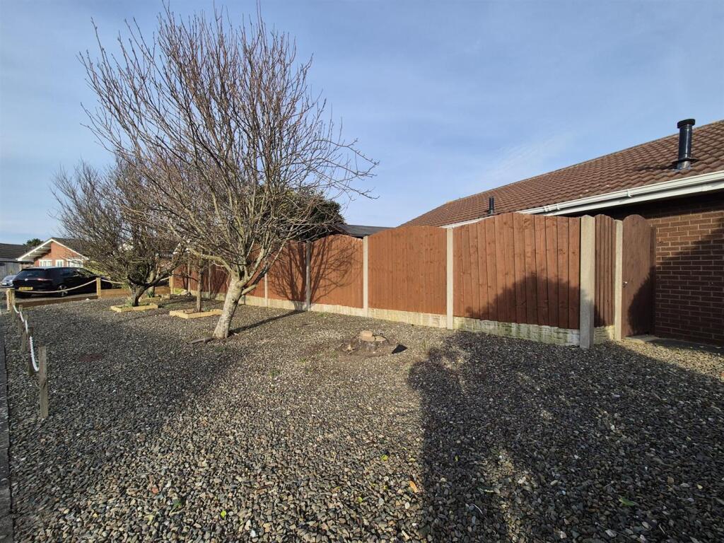 Frosbisher Drive, 53 - Side .jpg