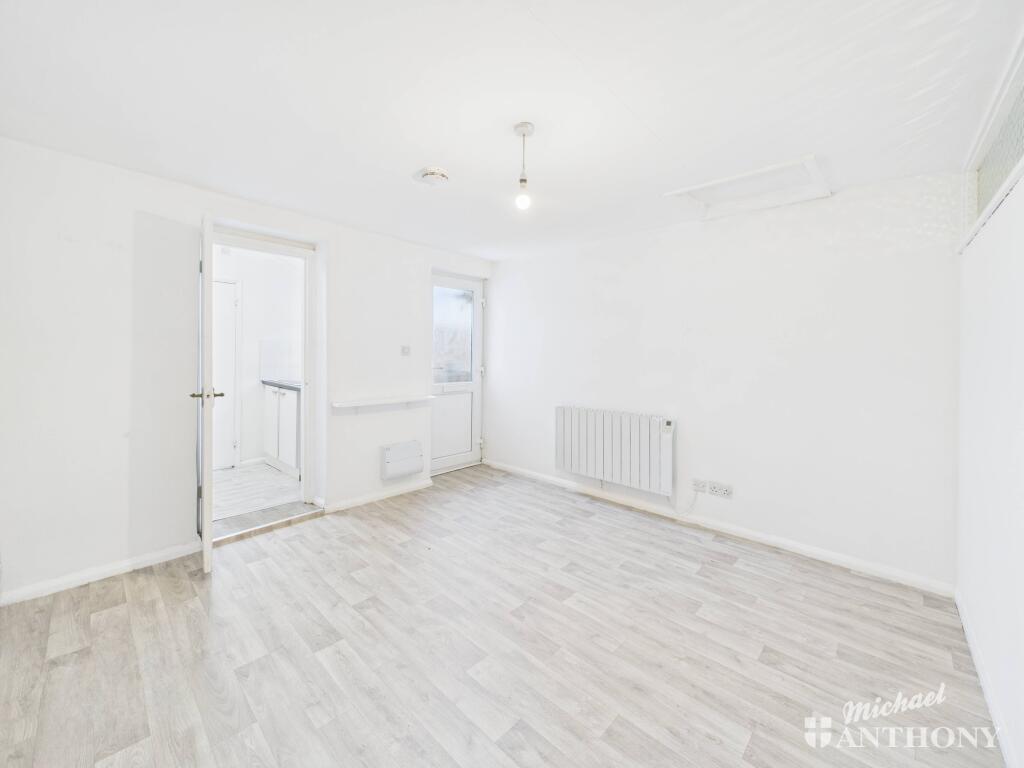 CAM02773G0-PR0372-STILL003