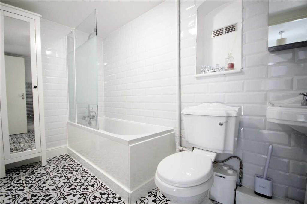 BATHROOM/WC
