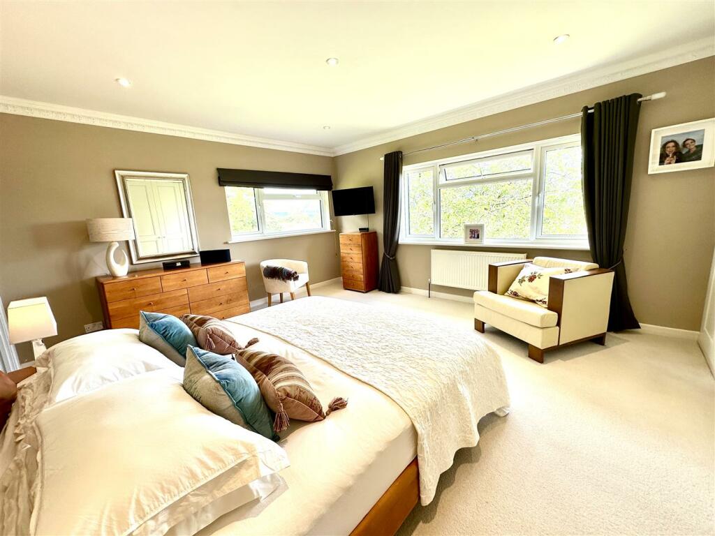 PRINCIPAL BEDROOM