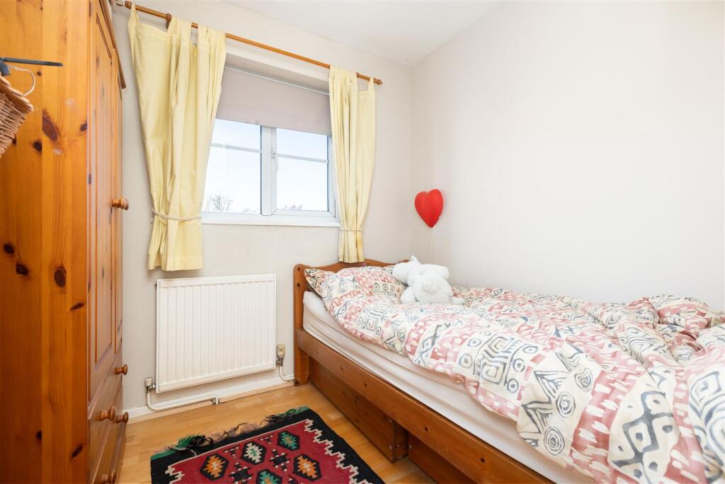 28 Parker Close-5.jpg