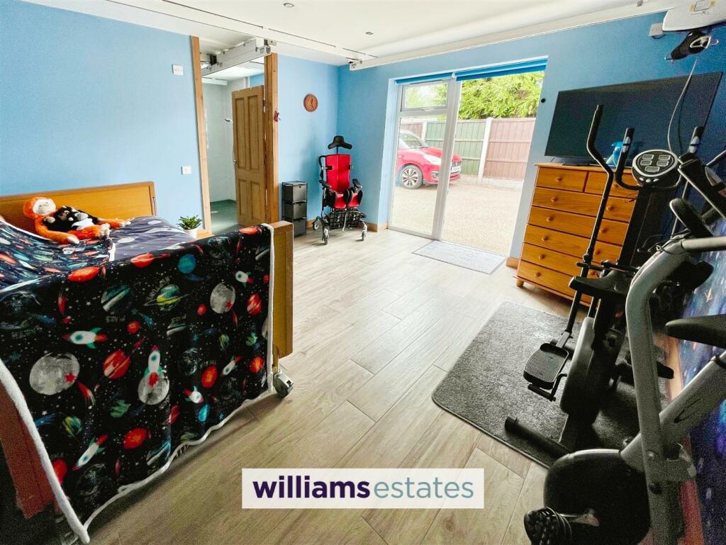 Bedroom/ Additional Room