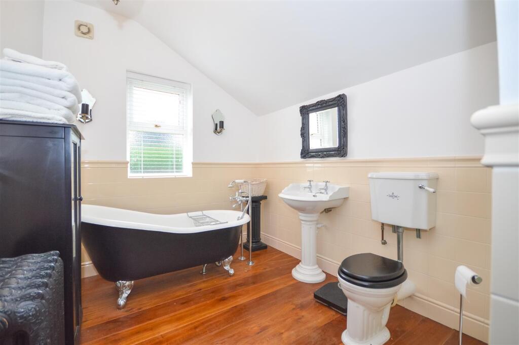 BATHROOM/W.C.