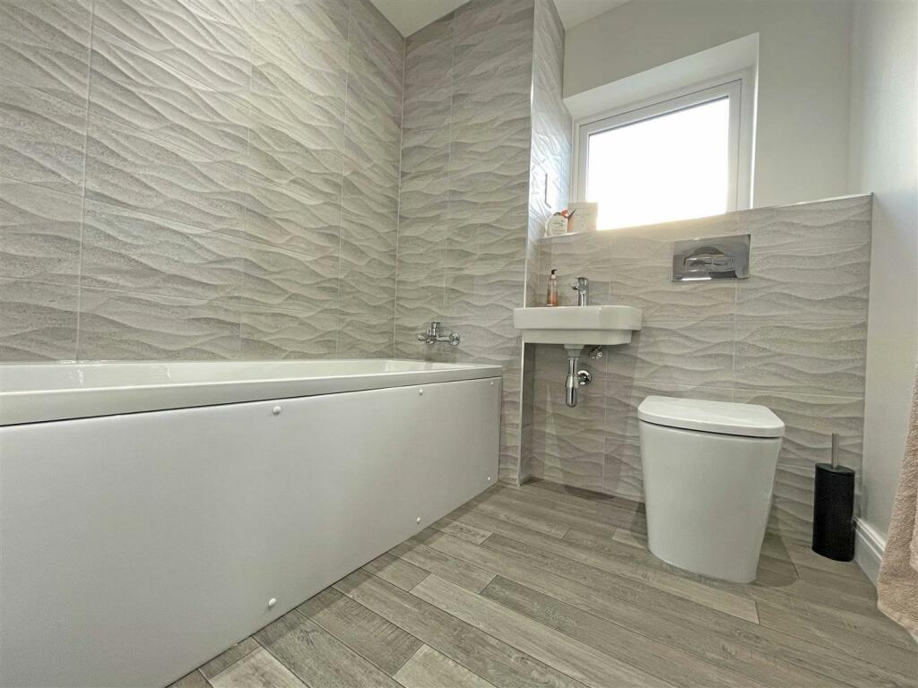 Lilford Gardens 20a - Bathroom.jpg