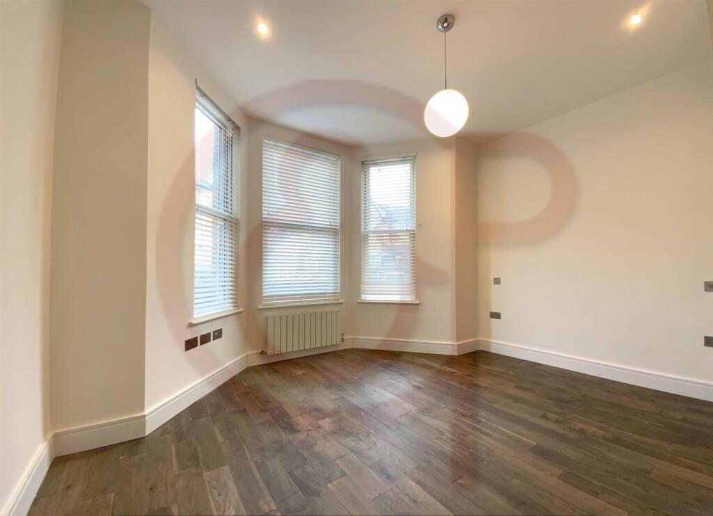 Master bedroom 1.jpg