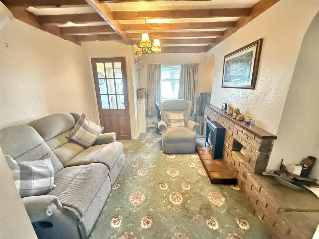 Living Room 1.jpg