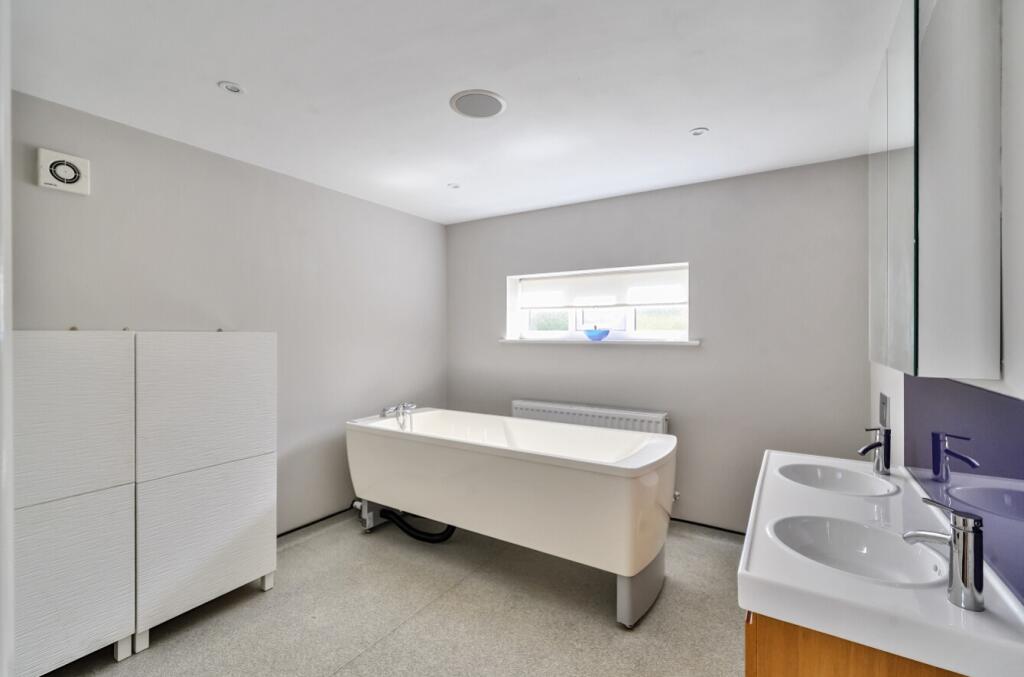 EweMove Harrogate En Suite Bathroom 