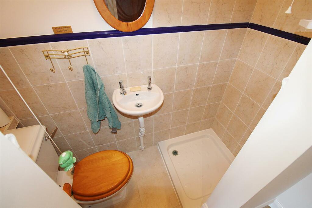 Bedroom 3 En-Suite Shower