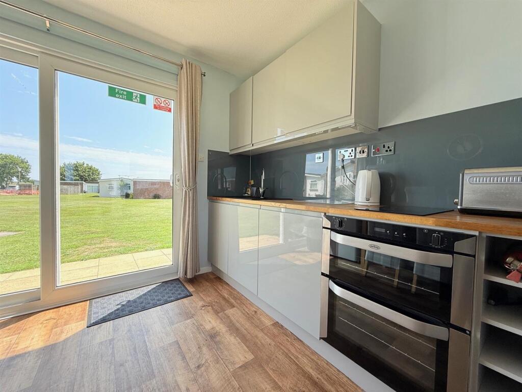 Kitchen 2.jpg