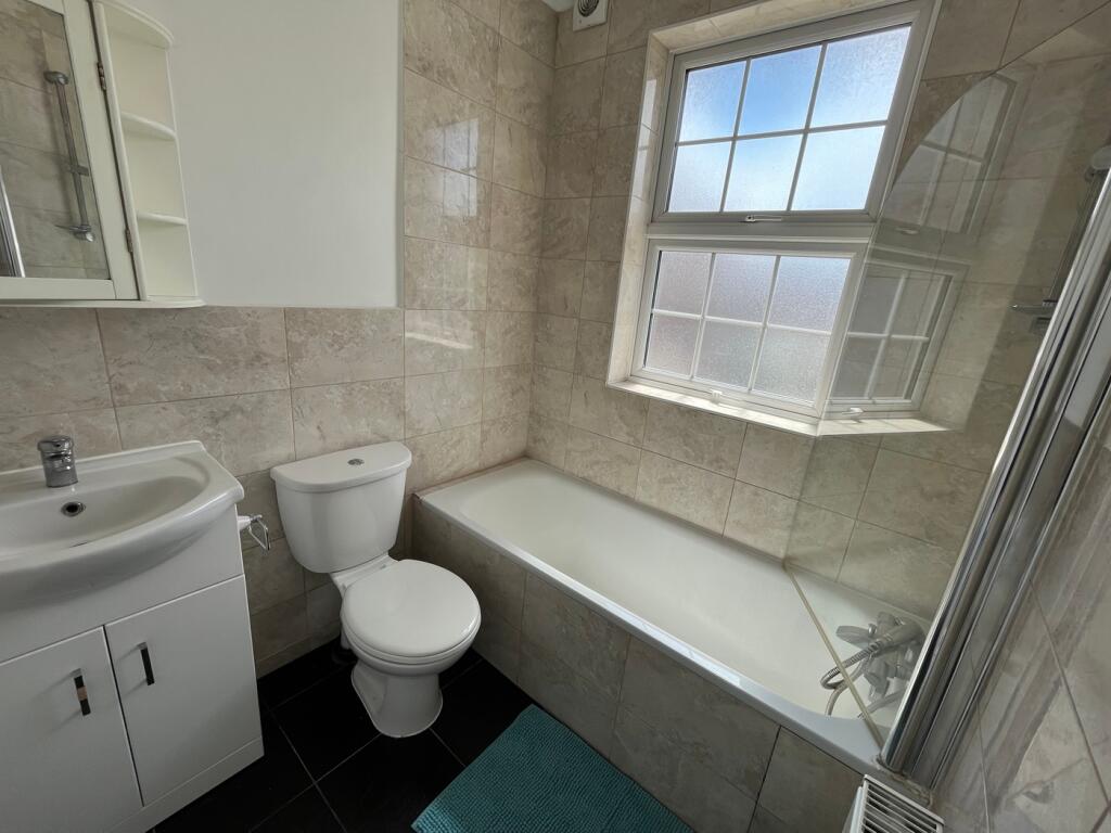 This beautifully designed bathroom suite featur...