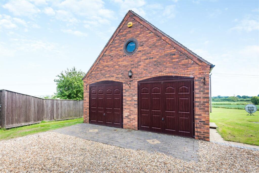 8607032-exterior13.jpg