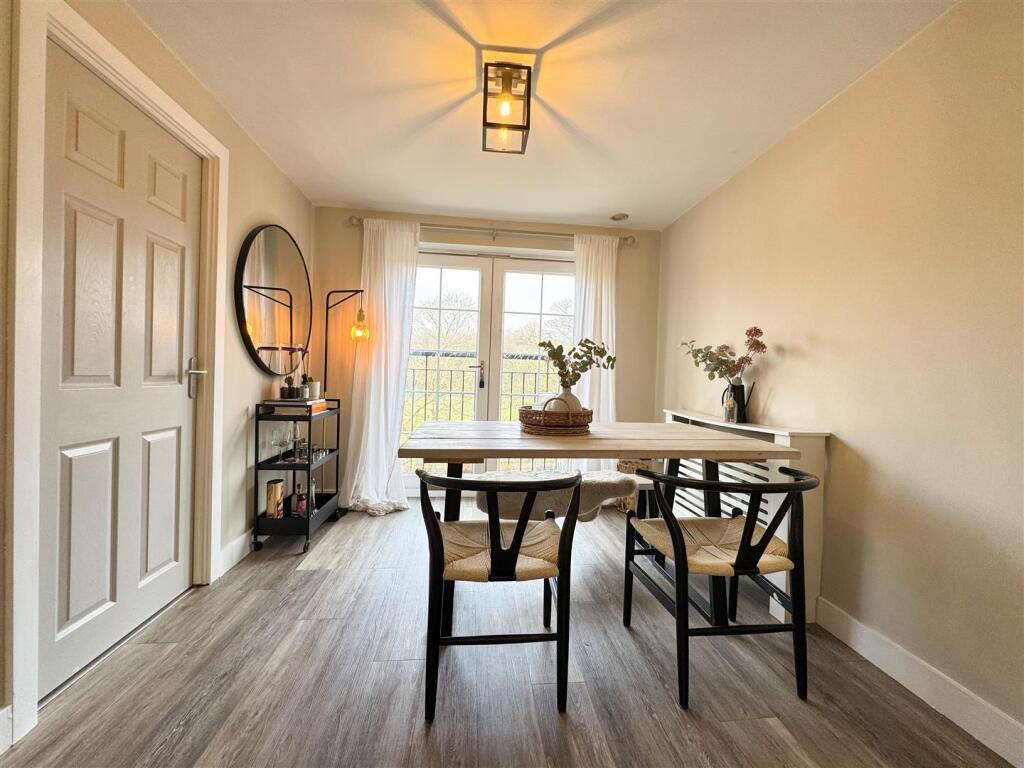 LOUNGE DINING ROOM