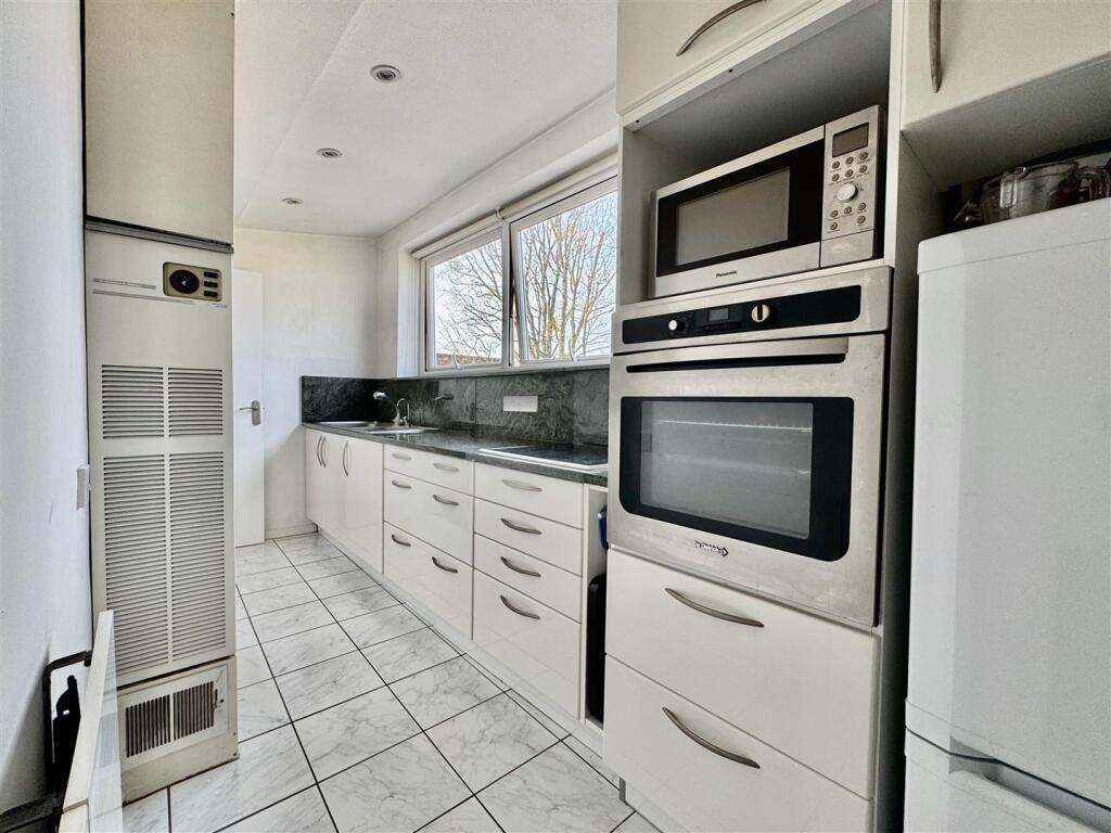 09 Kitchen.jpeg