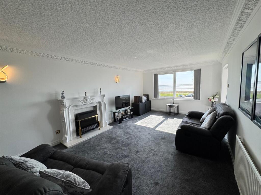 LOUNGE WITH DINING AREA