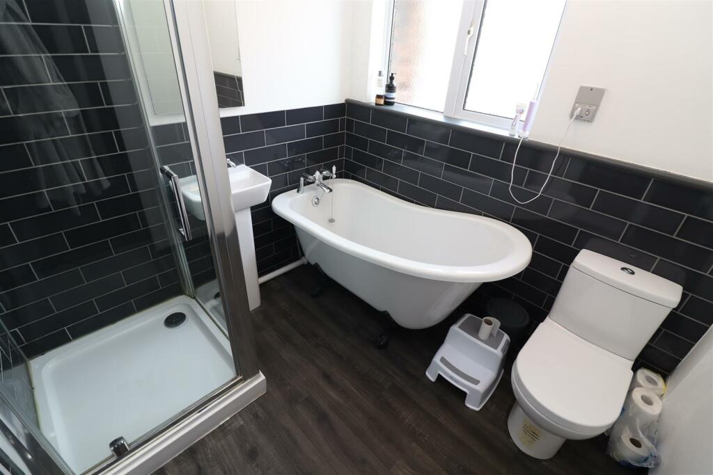 Four Piece Bathroom / WC with Separate Shower