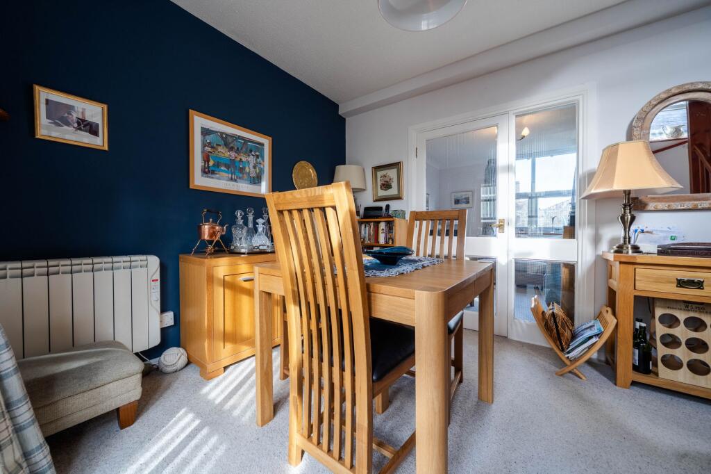 ENTRANCE HALL/DINING AREA