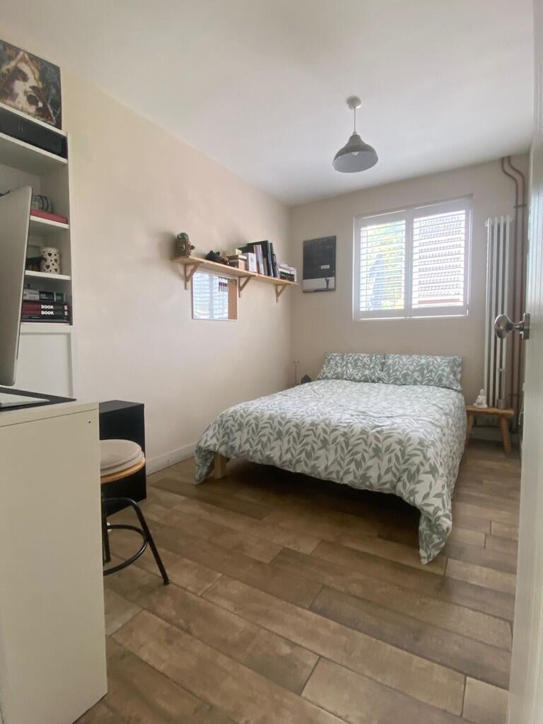 37CR-bedroom pic ...