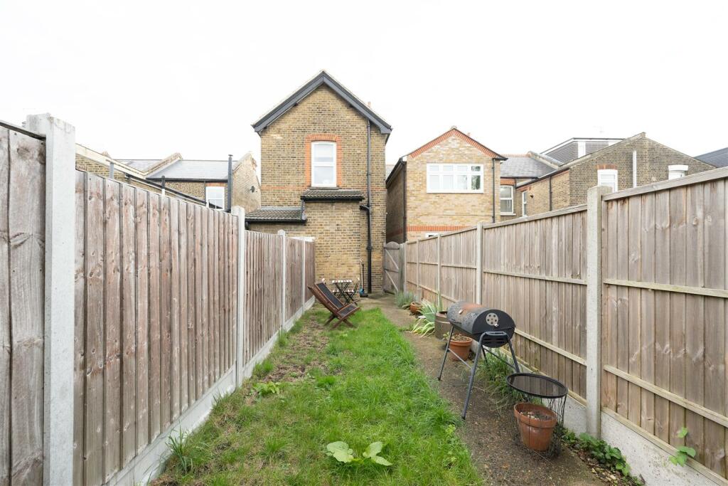 Carnarvon Road, E18