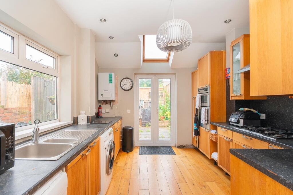 2W4RKE - Kitchen C.jpg