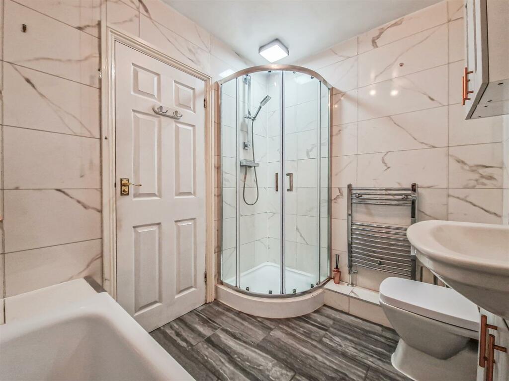 four piece bathroom-w.c