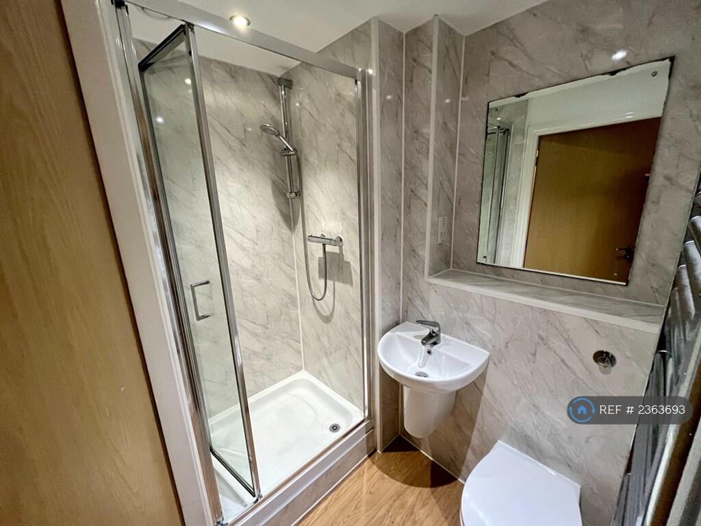 En Suite (Bedroom 1)