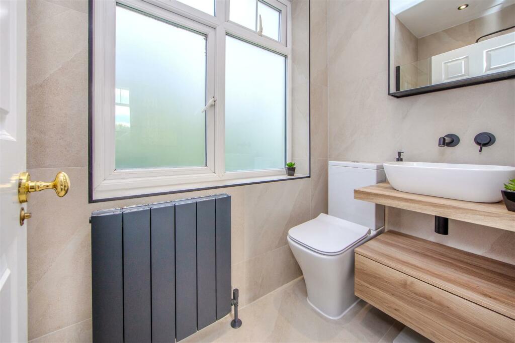 en-suite bathroom.jpg