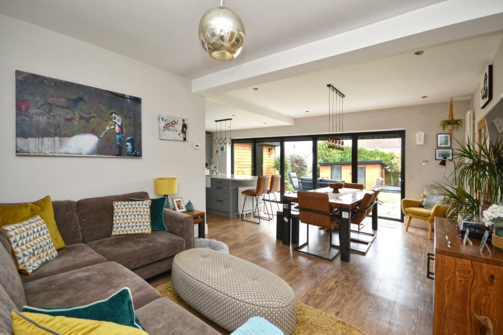 Open Plan L-Shaped Kitchen/Dining/Family Room
