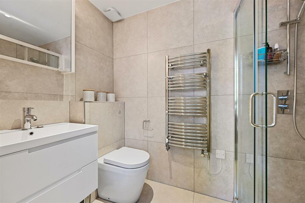 Addison Gardens - Ensuite3 (1).JPG