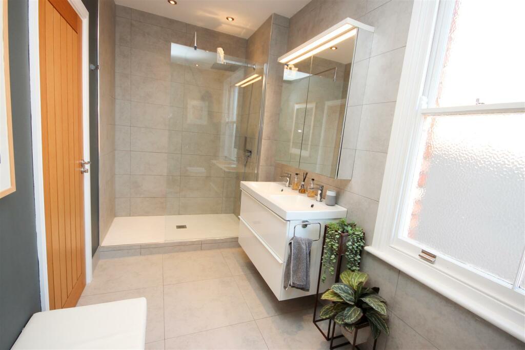 Bathroom 1.jpg