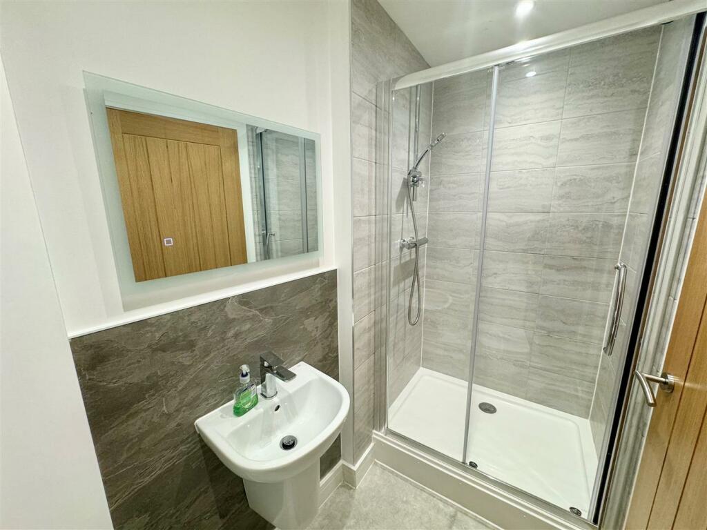 warwick court ensuite.jpg