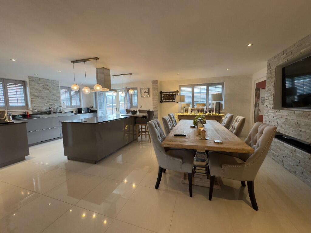 KITCHEN / DINING 
