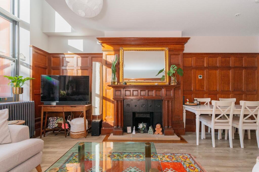 2R0HBR - Living Room E.jpg