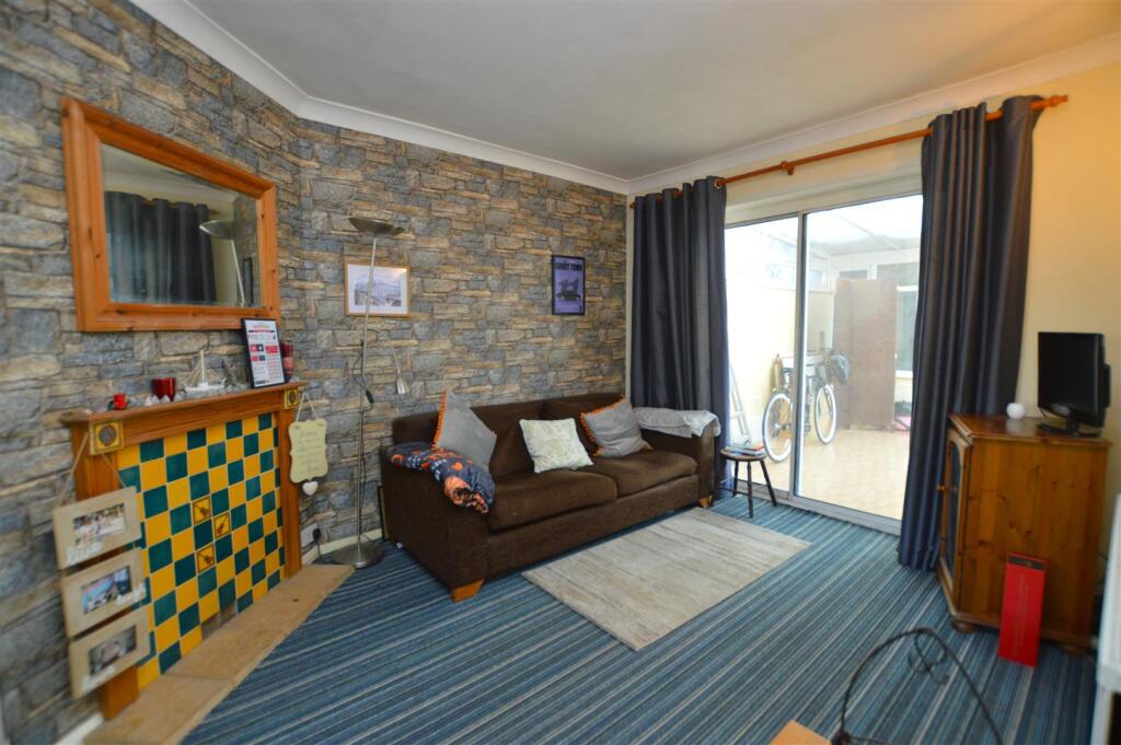 3 Mill Farm Crescent living room.JPG