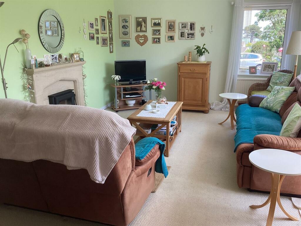 lounge 1.jpg