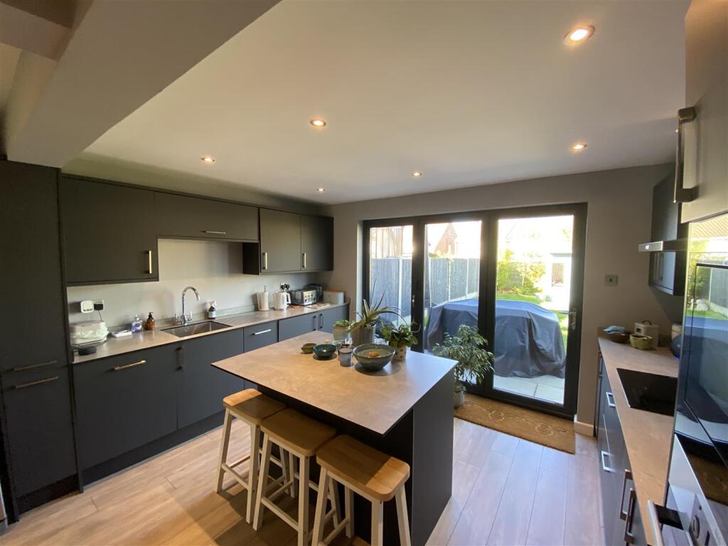 Kitchen 1.jpg