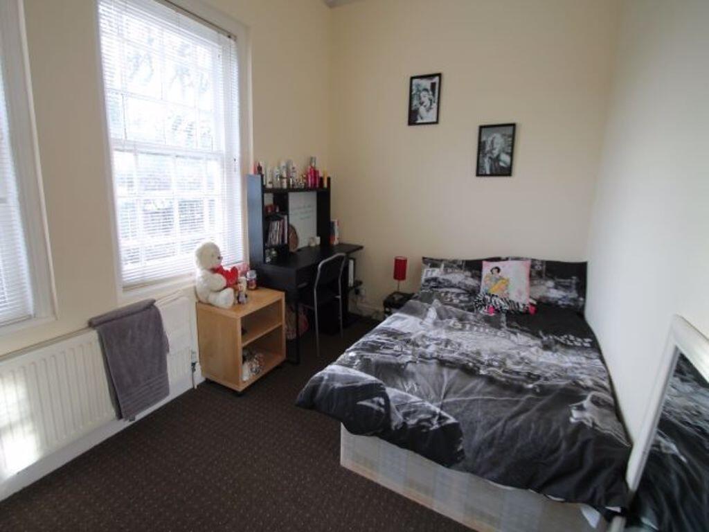 A cozy double bedroom featuring a comfortable b...
