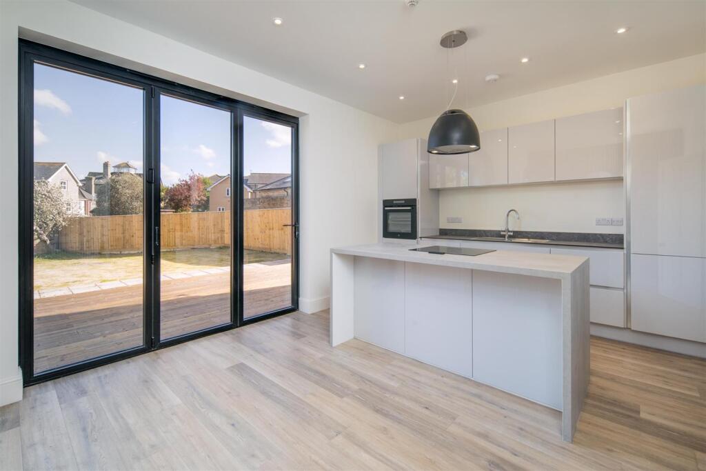 Dining area to kitchen